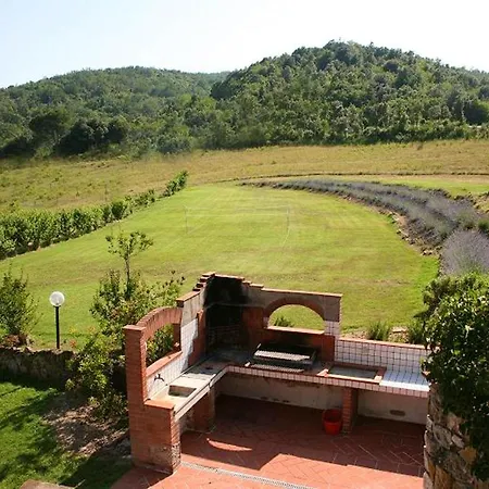 Quaint House In With Shared Pool