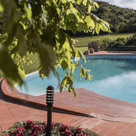 Quaint House In With Shared Pool * Murlo