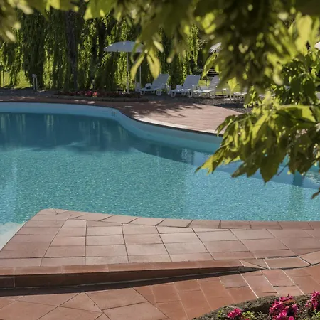Quaint House In With Shared Pool Σπίτι διακοπών *