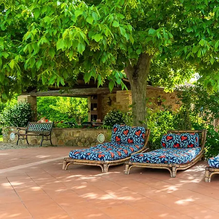 Quaint House In With Shared Pool *