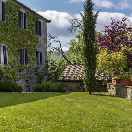 Quaint House In With Shared Pool *