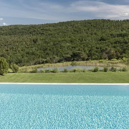Quaint House In With Shared Pool