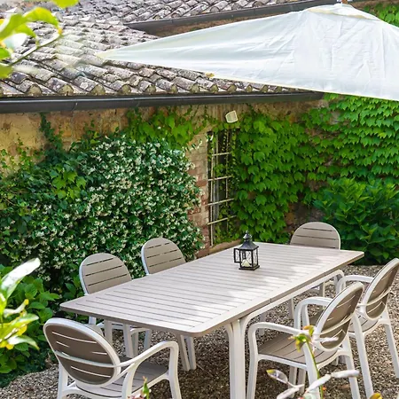 Quaint House In With Shared Pool * مورلو
