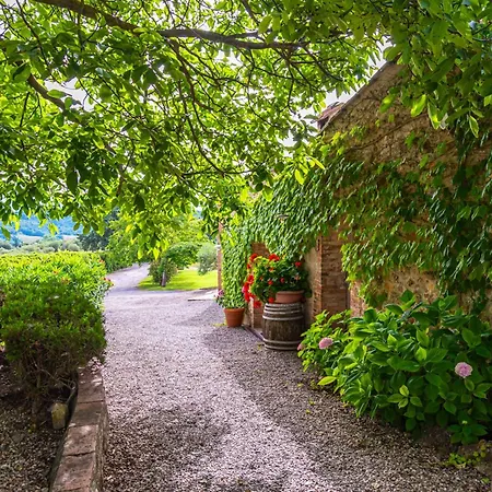 Quaint House In With Shared Pool Murlo