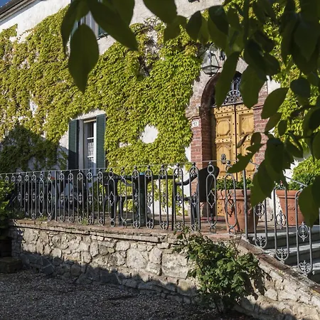 Quaint House In With Shared Pool * Murlo