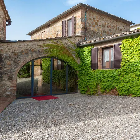 Quaint House In With Shared Pool
