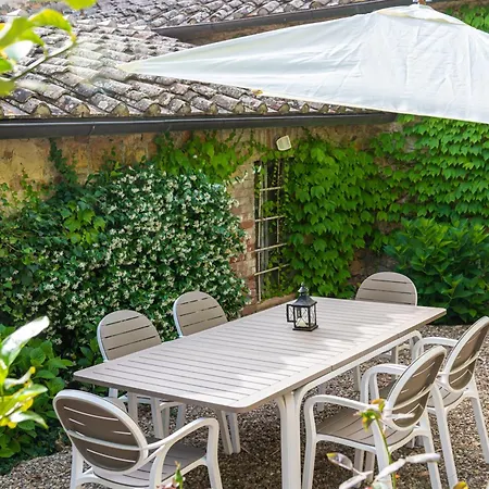 Quaint House In With Shared Pool