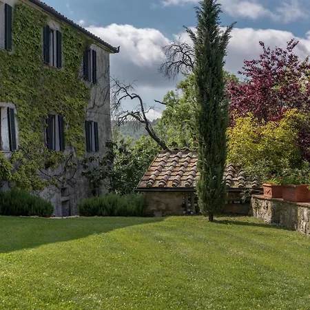 Quaint House In With Shared Pool *