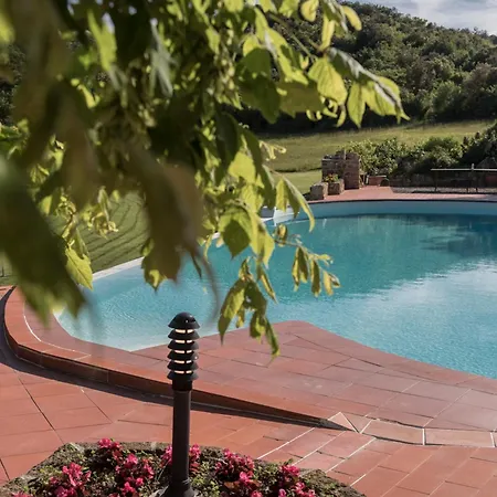 Quaint House In With Shared Pool Ferienhaus