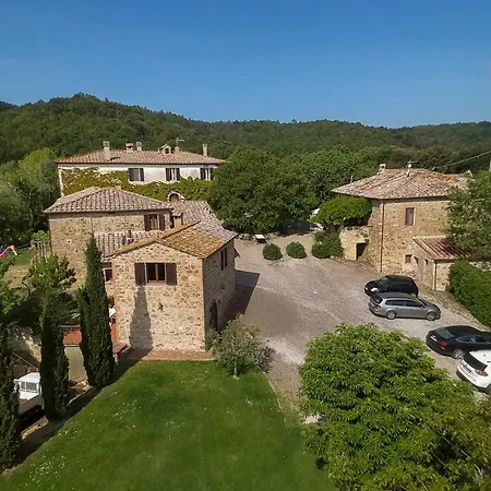 Quaint House In With Shared Pool *