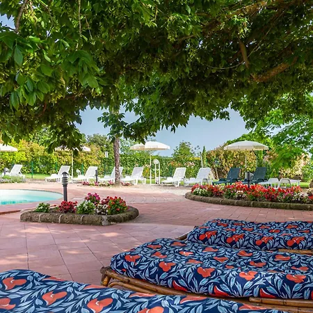 Vakantiehuis Quaint House In With Shared Pool *